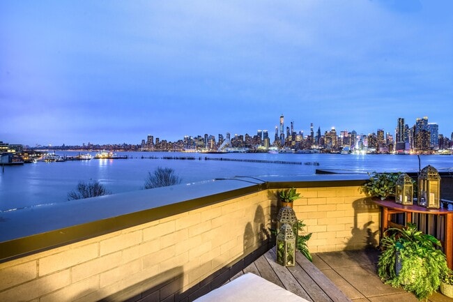Building Photo - TH3 Henley Pl
