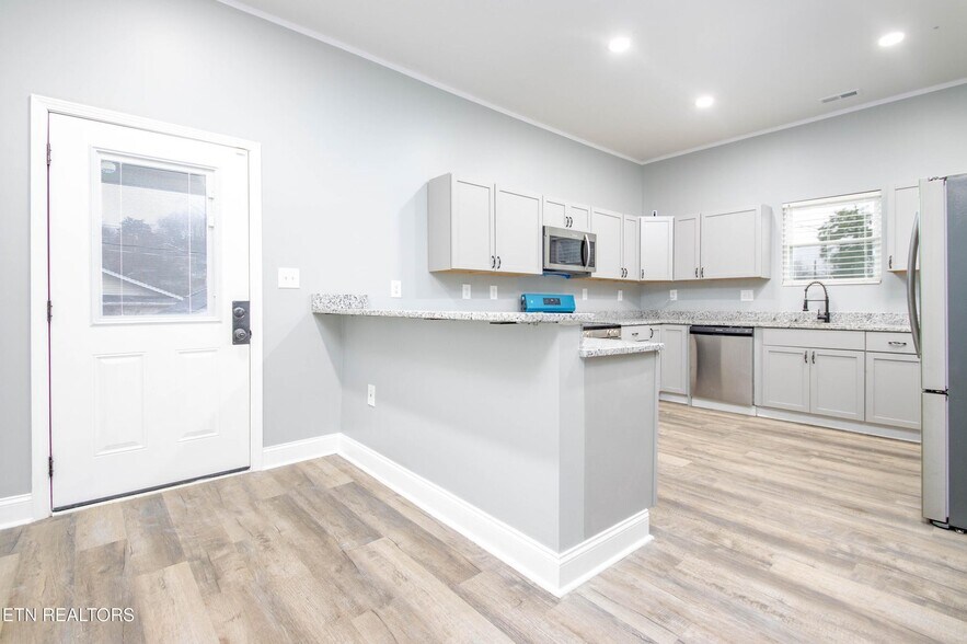 Building Photo - 224 E Quincy Ave