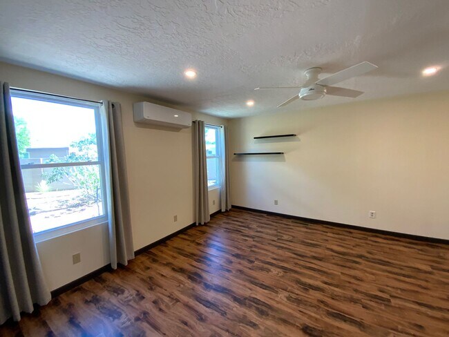 Building Photo - 3 Bedroom Single Story Home Available Near...