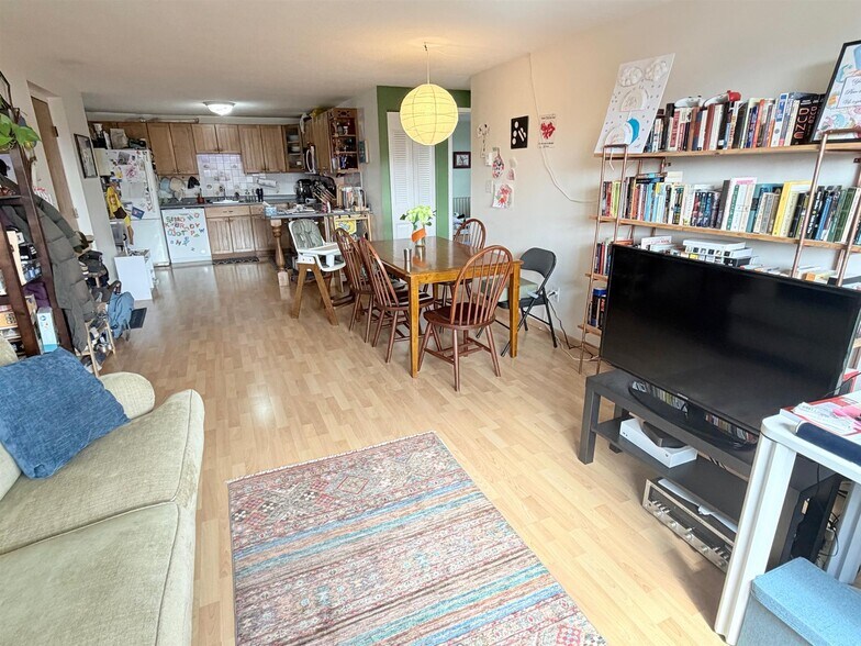 Building Photo - 94 Beacon St