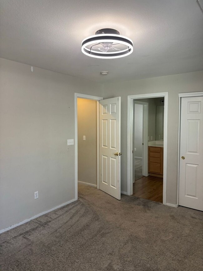 Building Photo - GREAT TOWNHOME LOCATED IN GATED COMMUNITY!!