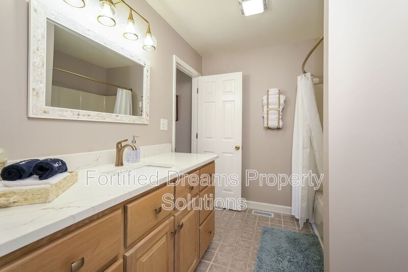 Building Photo - 395 Lake Dr