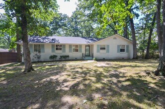 Building Photo - Classic West Meade Ranch