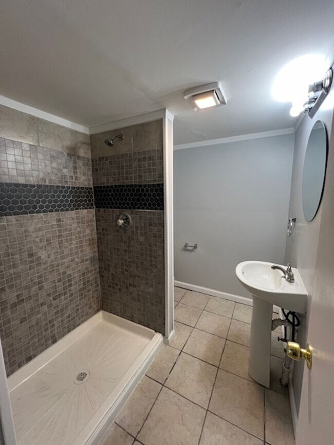 Building Photo - 33 Leland Ave