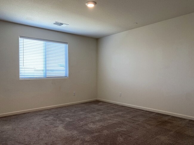 Building Photo - Spacious 4 bedroom/2 bath home waiting to ...