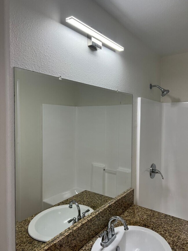 Building Photo - Delong Townhomes