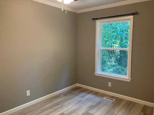 Building Photo - Two Bedroom Ranch in Denver