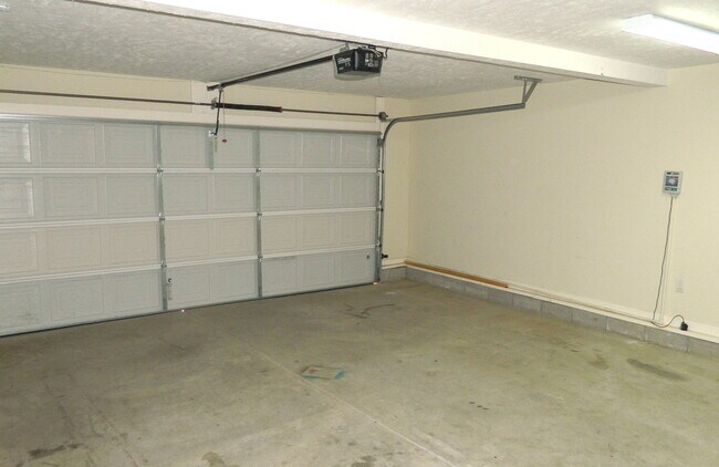 Building Photo - 1087 Waltons Pass