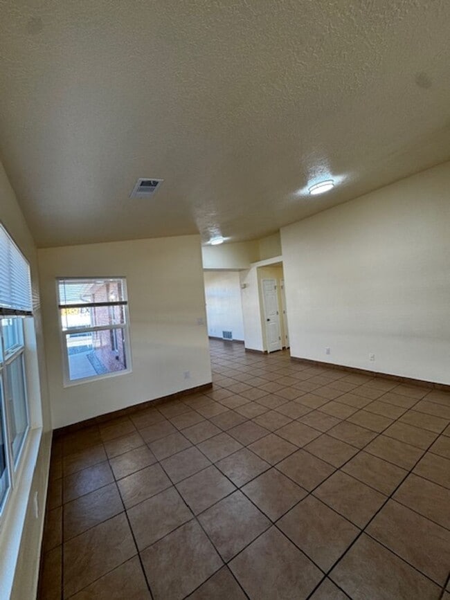 Building Photo - Spacious & Immaculate 3-Bed / 2-Bath Home