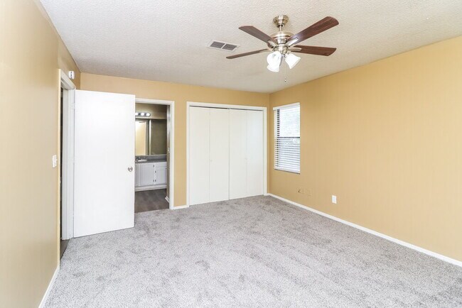 Building Photo - 5438 Farmview Close