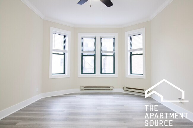 Building Photo - 3841 N Greenview Ave