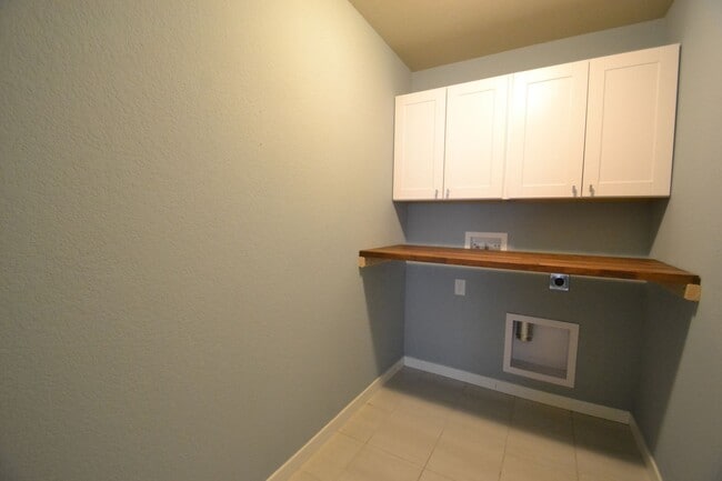 Building Photo - Ranch w/finished Basement with AC and a Gas Stove!