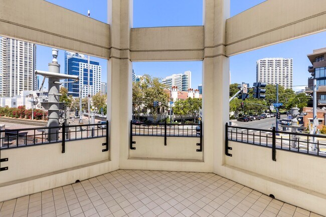 Building Photo - Stunning Marina District 2 Bedroom + a Lof...