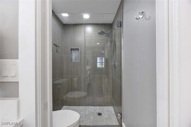 Building Photo - 886 Tanbark Dr