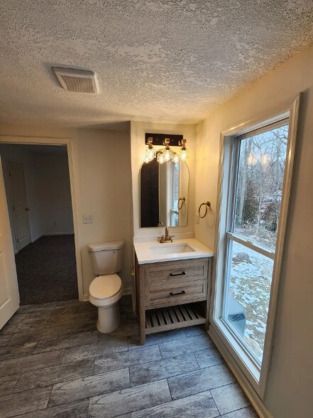 Building Photo - 304 Waller St