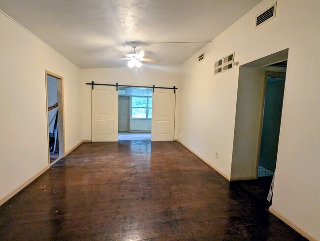 Building Photo - 637