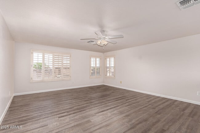 Building Photo - 11529 W Paradise Dr