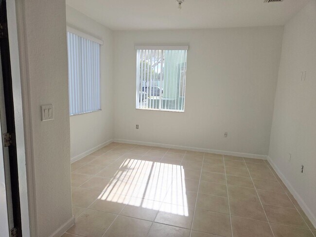 Building Photo - 3 Bedroom / 3 Bathroom Townhouse in Keys Cove Gated Community