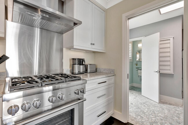 Building Photo - 136 Worth Ct S