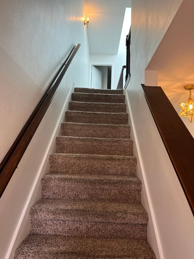 Building Photo - Beautiful Northeast Townhome!