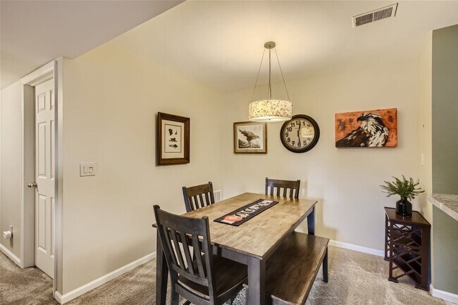 Building Photo - Updated 2 Bed 2 Bath Hunter Creek Condo W/Community Pool