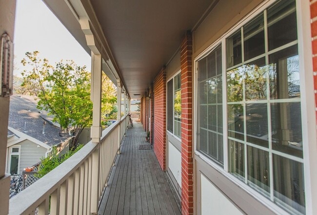 Building Photo - Immaculate Fully Renovated 2 bed/1 bath!