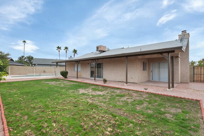 Building Photo - Glendale home with pool