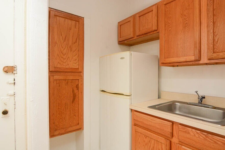 Building Photo - 1169 N Dearborn St