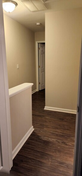 Building Photo - 2222 Valley Haven Dr