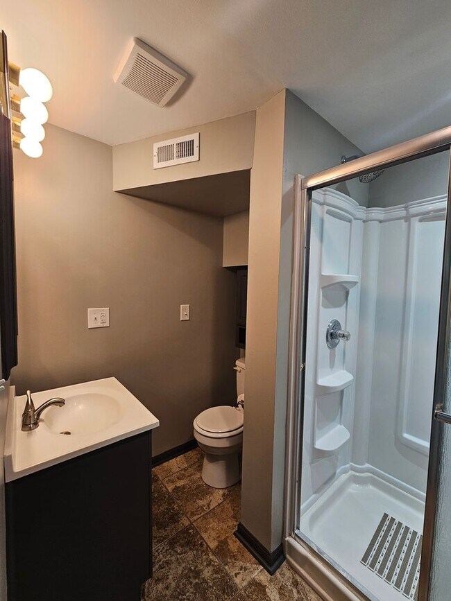 Building Photo - Spacious and Renovated 3 Bedroom Home