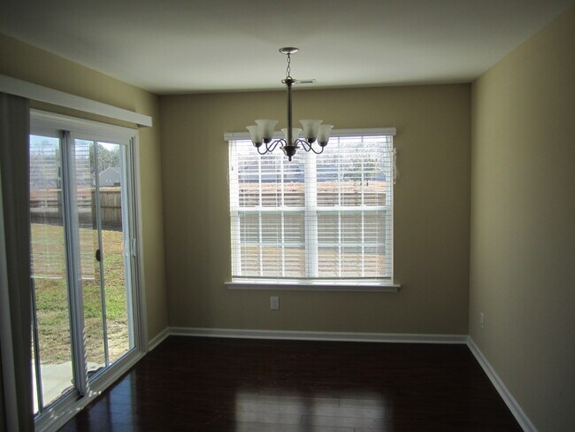 Building Photo - Near new home in comfortable family community