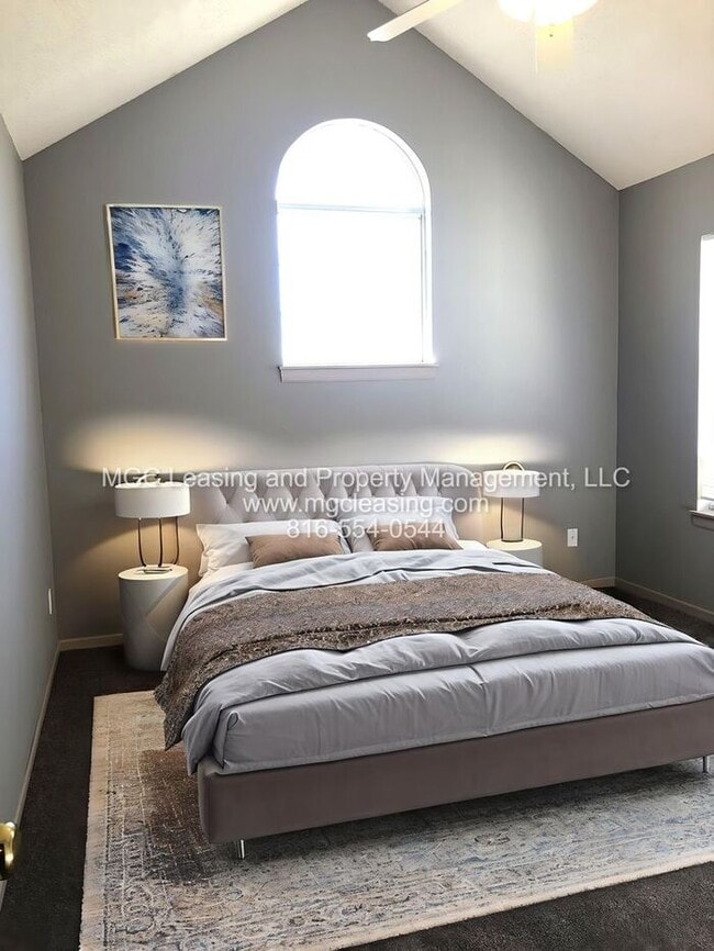 Building Photo - SOUTH GARDEN TOWNHOMES - Beautiful Master w/ en suite!