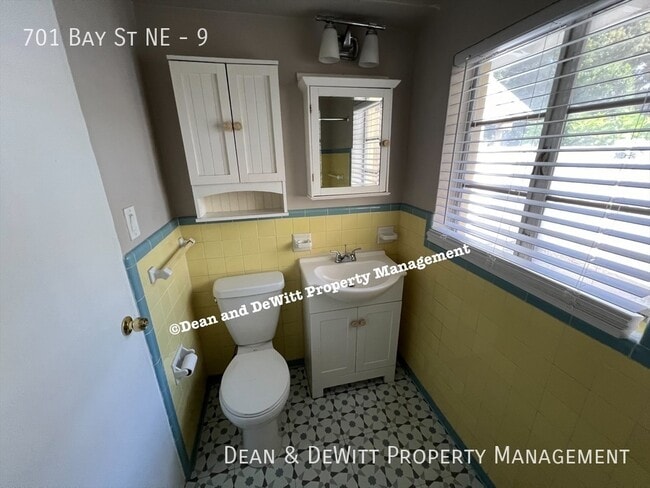 Building Photo - 701 Bay St NE