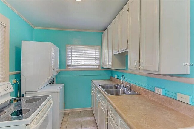 Building Photo - 408 3rd Ave E
