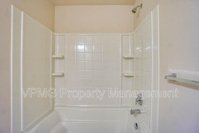 Building Photo - 2116 NE 115th Ct