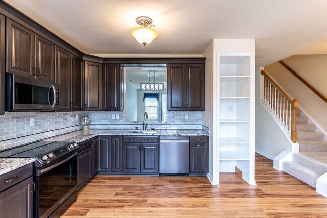 Building Photo - 2455 N Berkshire Rd