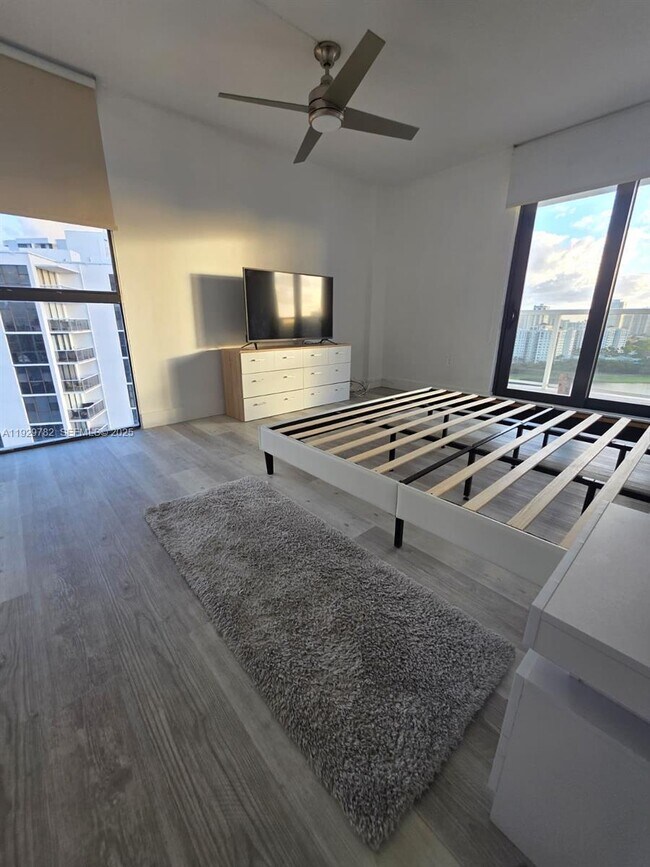 Building Photo - 3701 N Country Club Dr