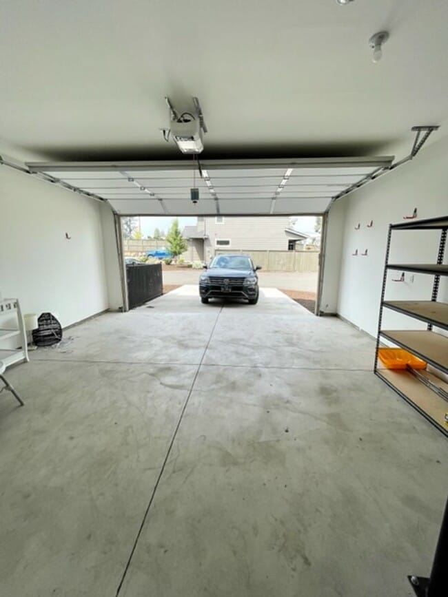 Building Photo - Like new 3 bedroom townhome in SE Bend!