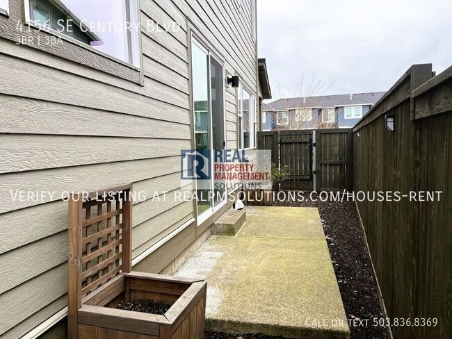 Building Photo - 4156 SE Century Blvd