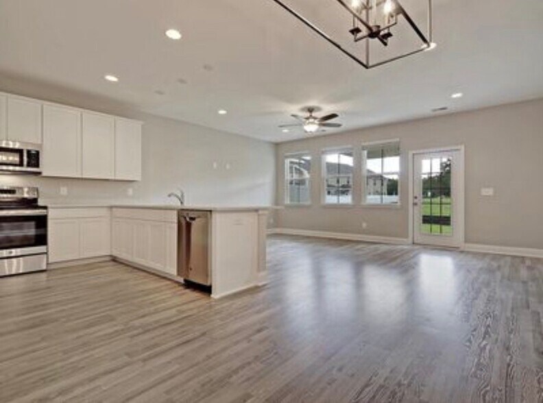 Building Photo - 7822 Montview Rd