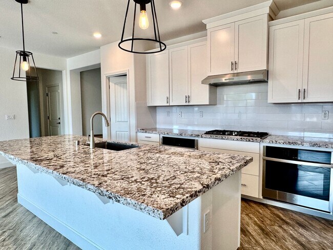 Building Photo - 5 YEARS NEW,  FORMER MODEL HOME BUILT BY LENNAR HOMES, 4 BED, 2.5 BATH, 2 CAR GARAGE