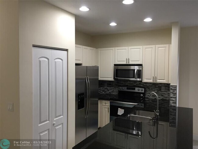 Building Photo - 3118 Coral Ridge Dr