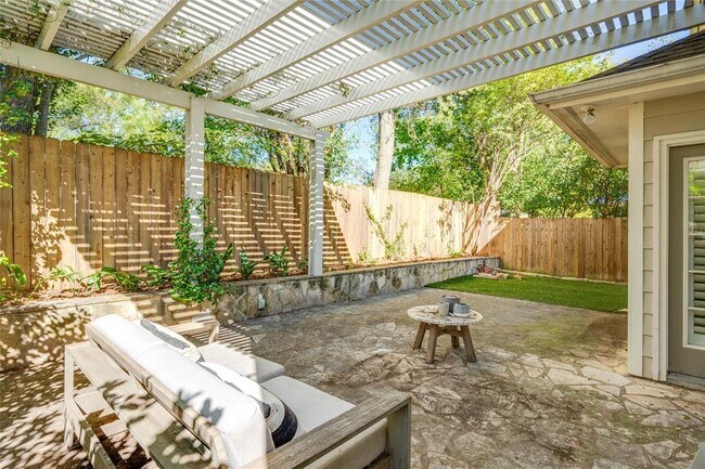 Building Photo - 2729 Kinney Oaks Ct