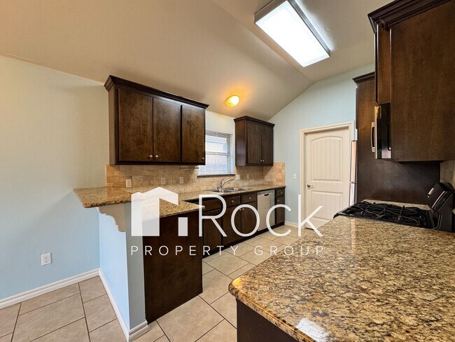 Building Photo - 3 Bedroom Home in North Norman with New Carpet **Move in by January 1st and enjoy HALF OFF your f...