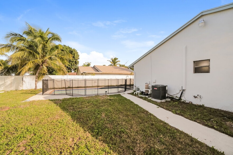 Building Photo - 5901 Lincoln Cir W