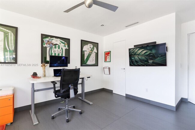 Building Photo - 501 NE 51st St