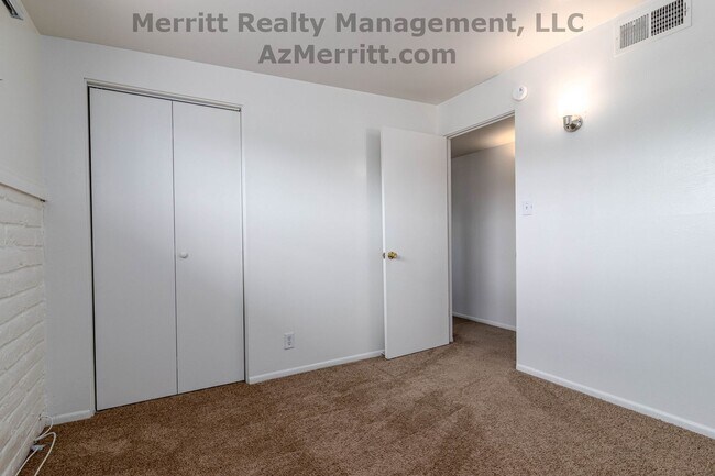 Building Photo - 4 Bedroom, 2 bath, air conditioned, fenced...