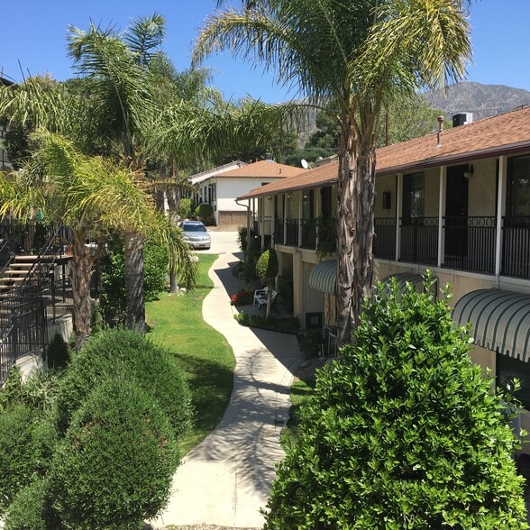 Garden Setting - 6842 Valmont St