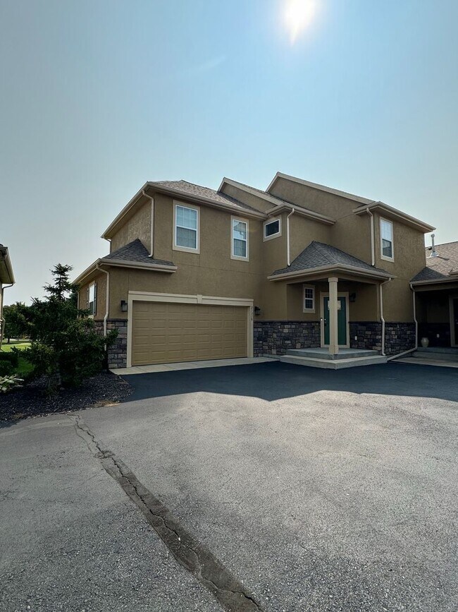 Building Photo - 4 Bedroom, 3 1/2 bathroom in Olathe!