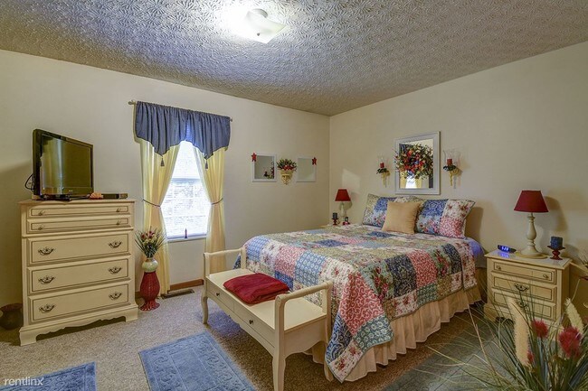 Building Photo - 3 br, 1.5 bath Townhome - Canterbury Place